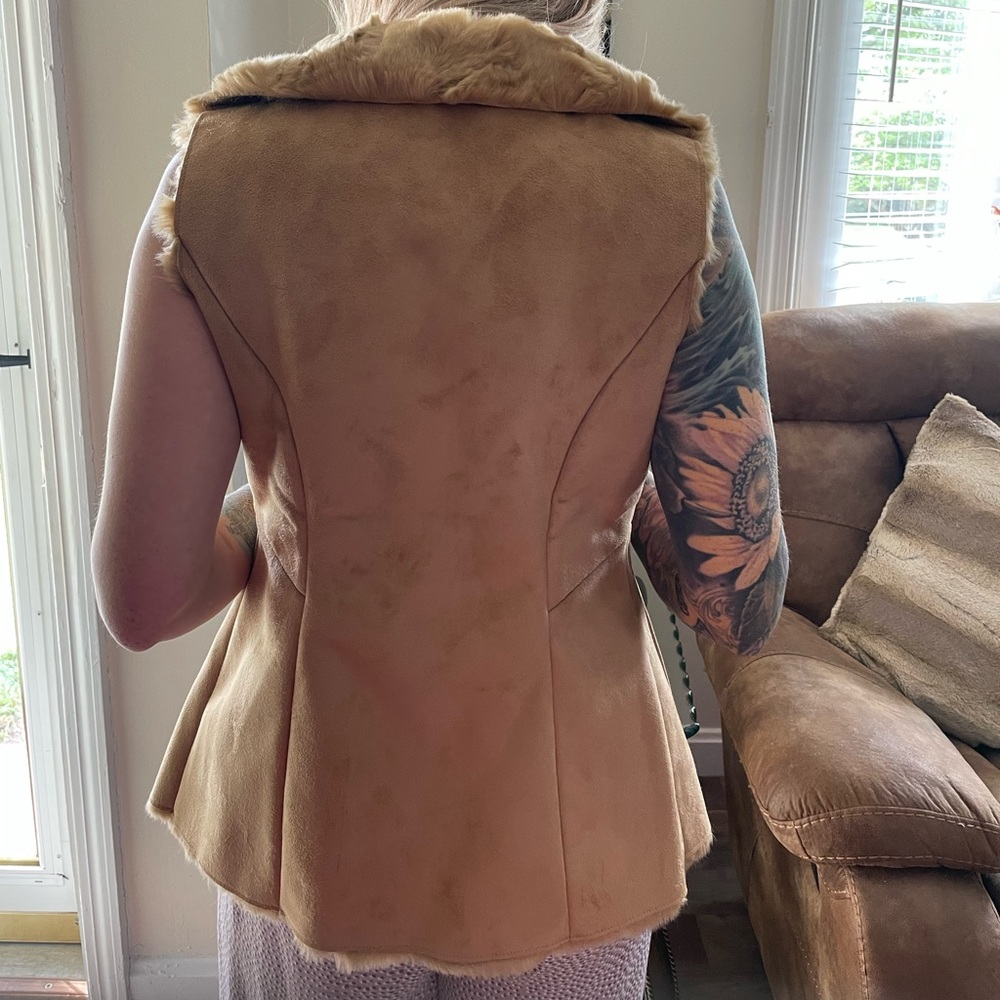 White House Black Market  faux suede and fur vest! Tan, xxs, New!